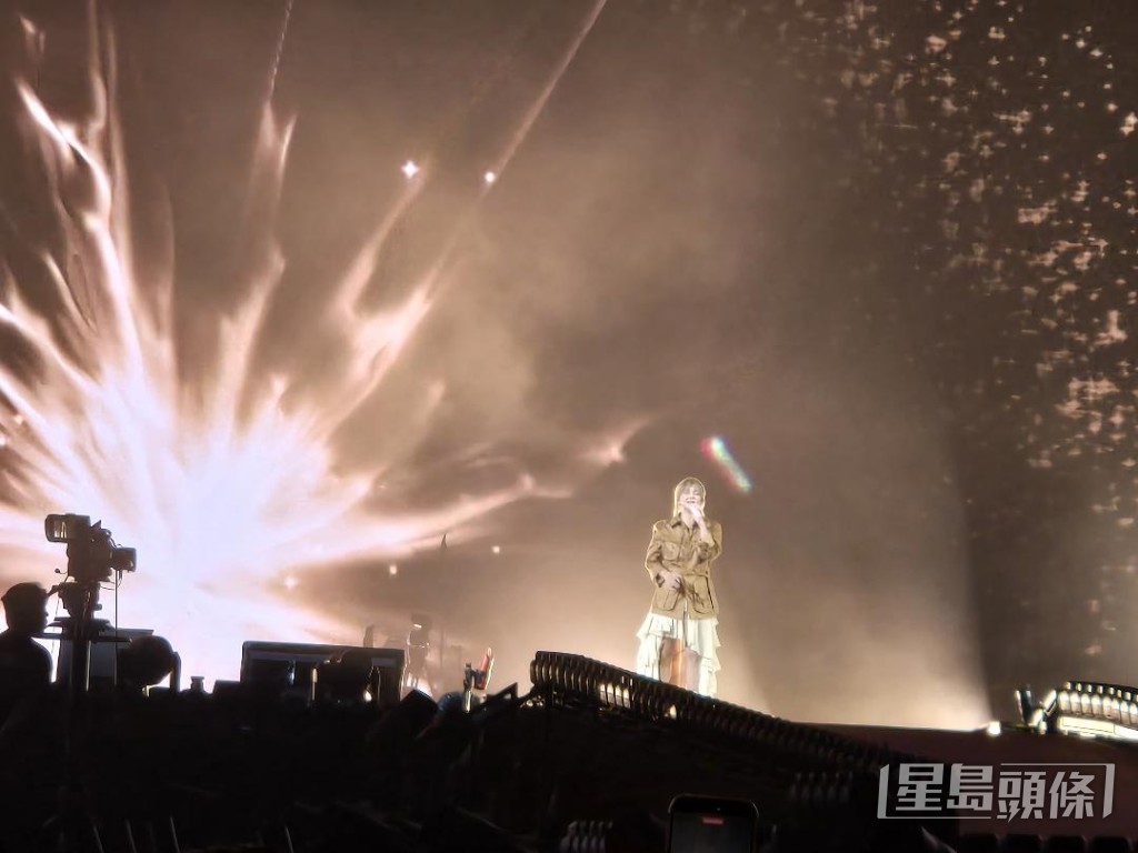 現場有特別效果配合。