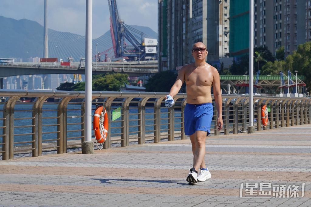 有教練提醒市民出外做運動注意補充水分。 有教練提醒市民出外做運動注意補充水分。
