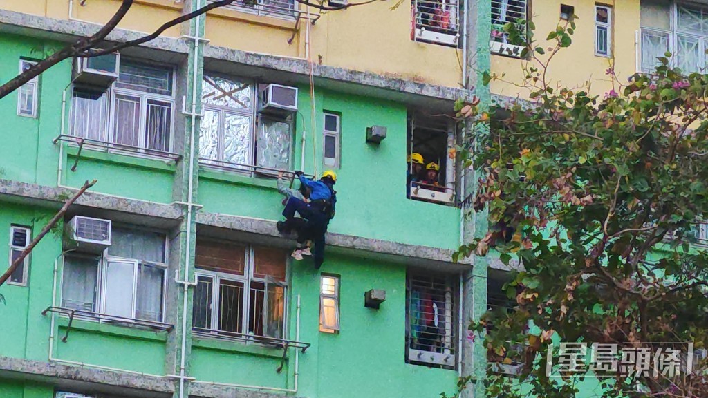 消防飛將軍游繩而下救回女事主。蔡楚輝攝