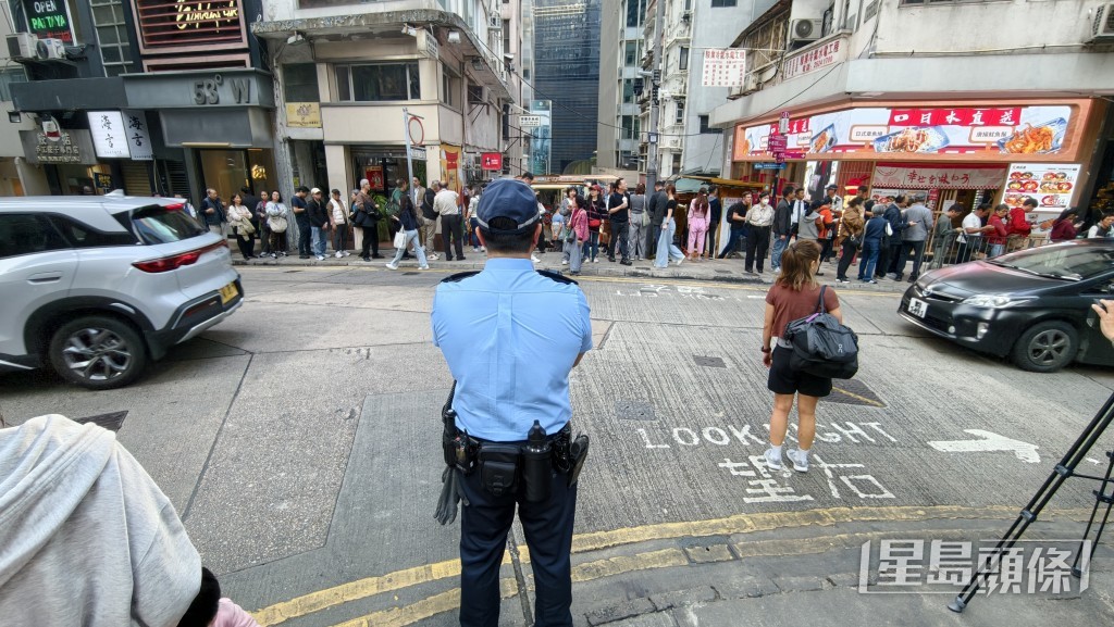 警員在場維持秩序。 警員在場維持秩序。