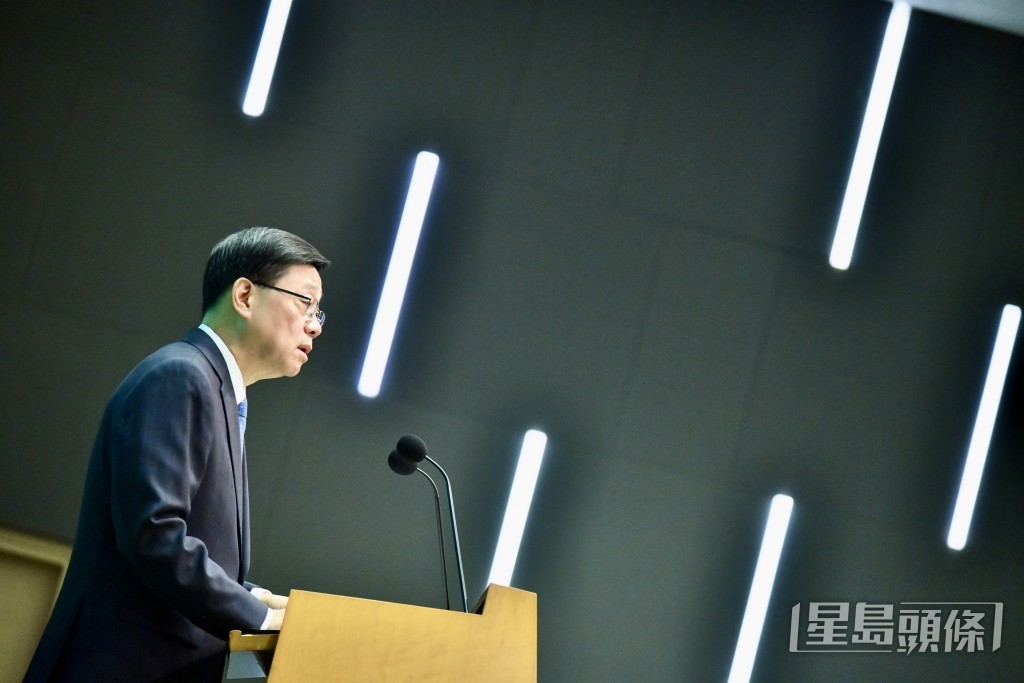 李家超強調將對破壞選舉行為依法打擊。盧江球攝  李家超強調將對破壞選舉行為依法打擊。盧江球攝