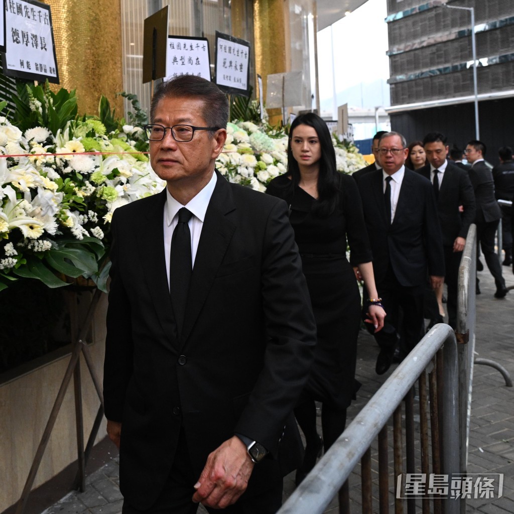 財政司司長陳茂波(前),何柱國的媳婦林恬兒(中)及其父旅遊發展局主席林建岳(後)。 財政司司長陳茂波(前),何柱國的媳婦林恬兒(中)及其父旅遊發展局主席林建岳(後)。