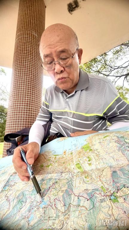 每次郊遊前，王福義都用地圖擬定路線。