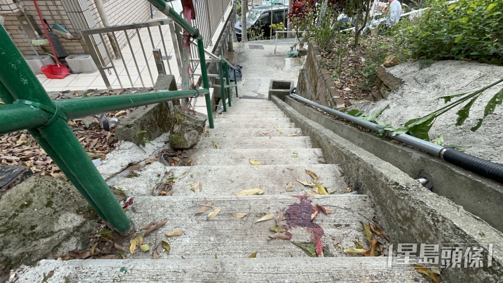 樓梯遺下大灘血跡。 樓梯遺下大灘血跡。