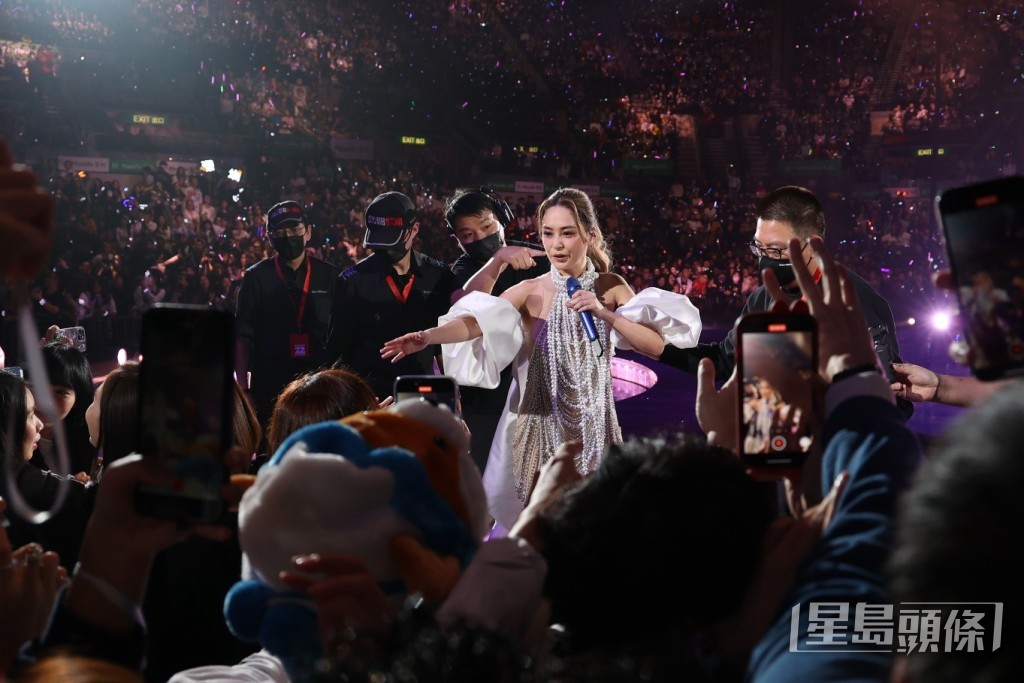 與fans們揮手！