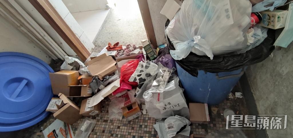 有舊樓的法團因主席離任後疏於管理,住客於走廊亂丟垃圾,衍生衞生問題。 有舊樓的法團因主席離任後疏於管理,住客於走廊亂丟垃圾,衍生衞生問題。