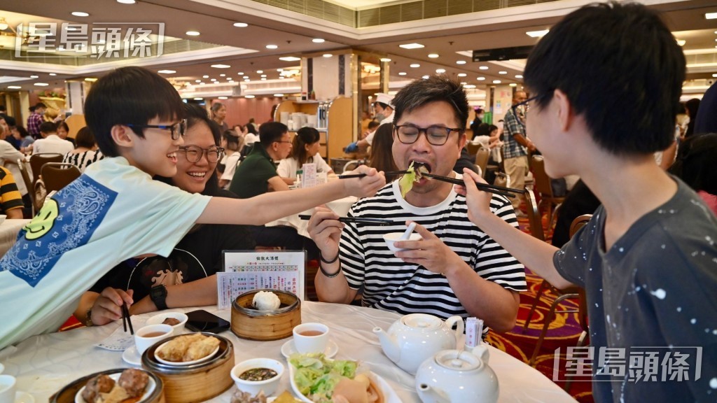不少市民會到酒樓飲茶慶祝父親節。資料圖片 不少市民會到酒樓飲茶慶祝父親節。資料圖片