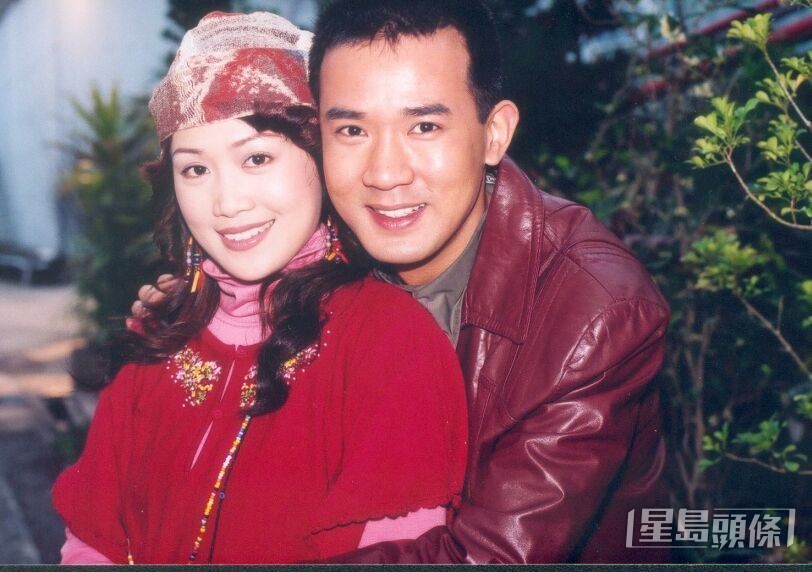 2003年和梁小冰拍攝亞視劇集《萬家燈火》。 2003年和梁小冰拍攝亞視劇集《萬家燈火》。