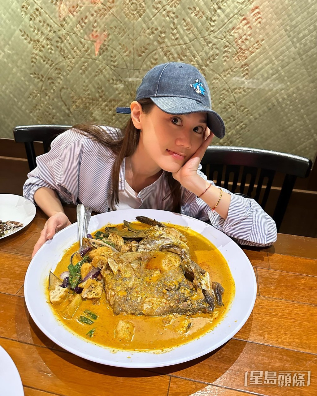 娜姐在當地食得好開心。