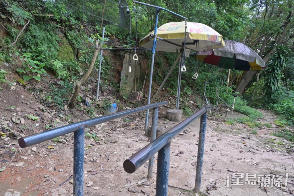 窩仔山非法佔用政府土地,並有多個違法及不安全的構築物。民政事務總署fb 窩仔山非法佔用政府土地,並有多個違法及不安全的構築物。民政事務總署fb