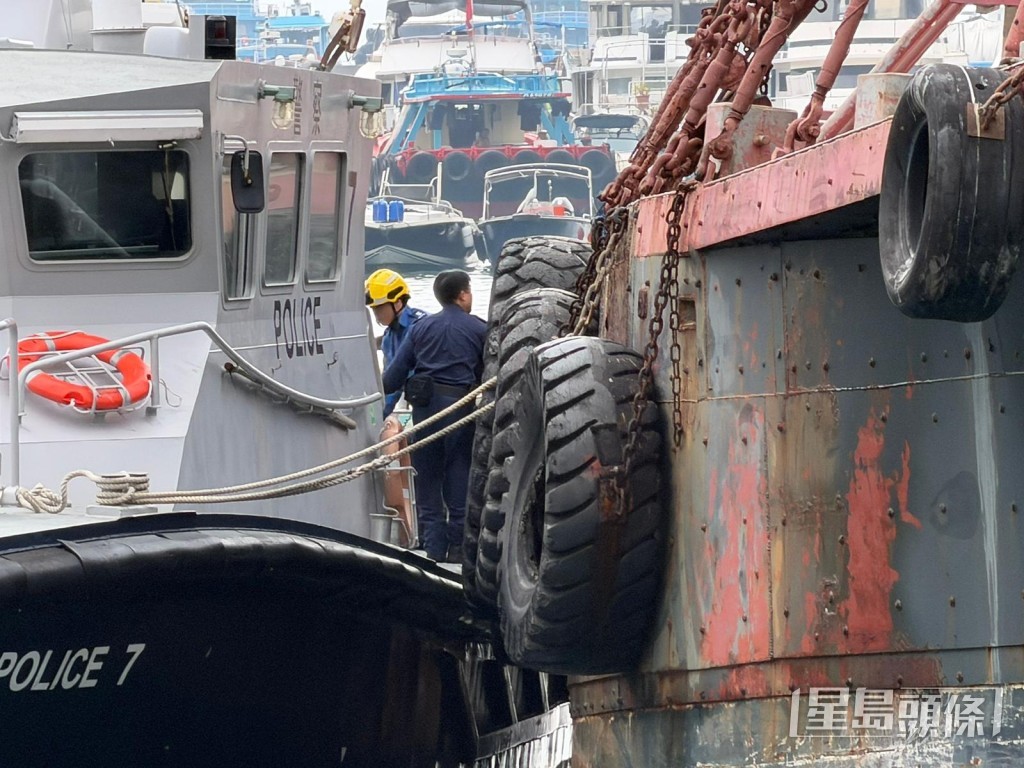 警方消防登船了解意外經過。 警方消防登船了解意外經過。