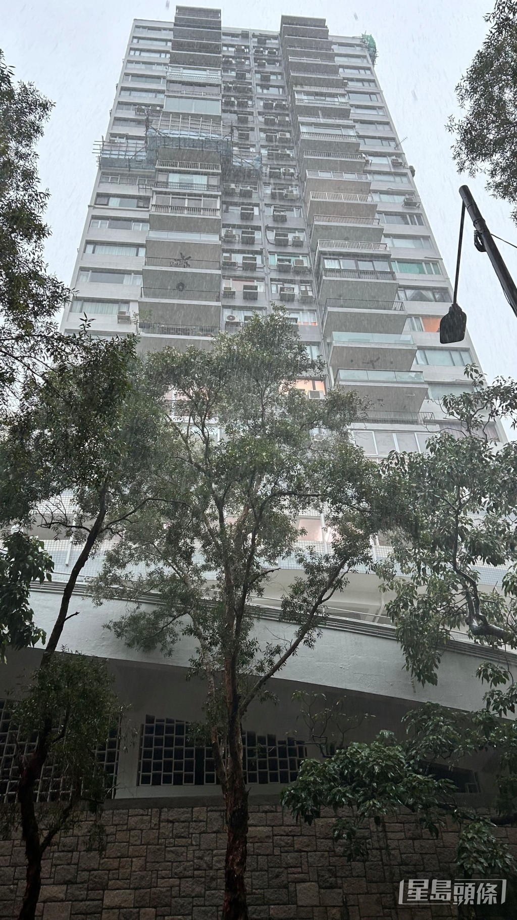 警員登上附近大廈滿峰台調查。 警員登上附近大廈滿峰台調查。