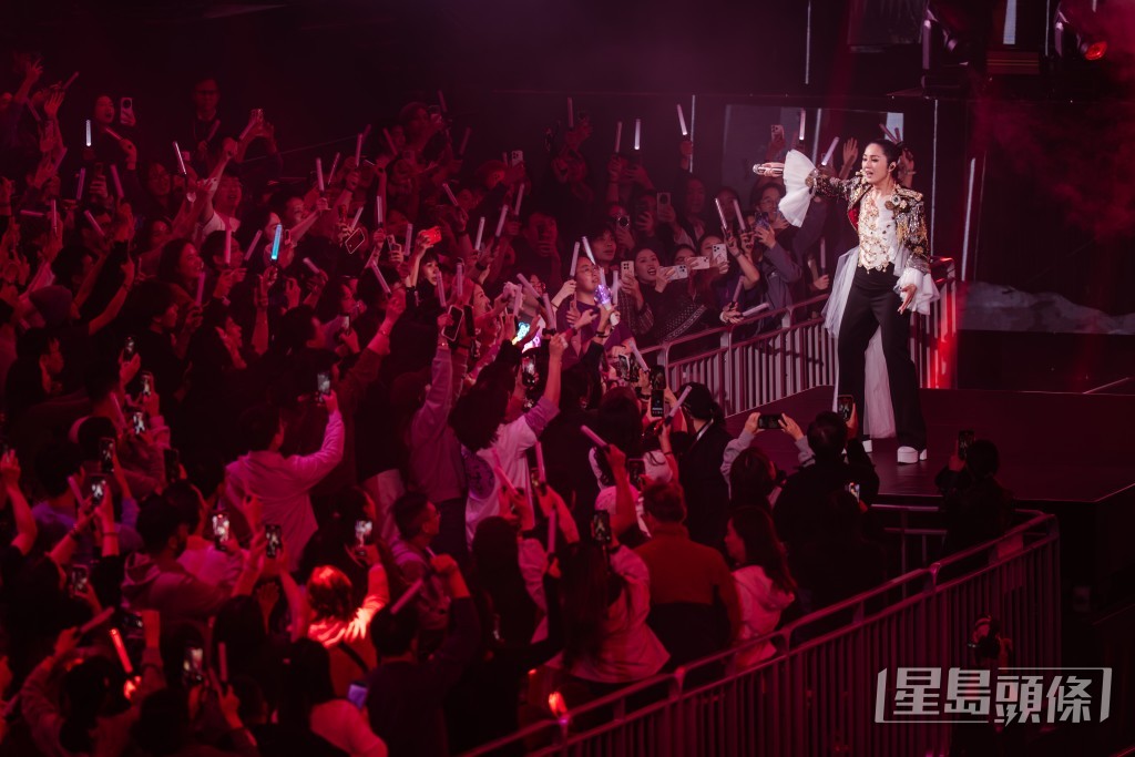 千嬅從容應付。 千嬅從容應付。