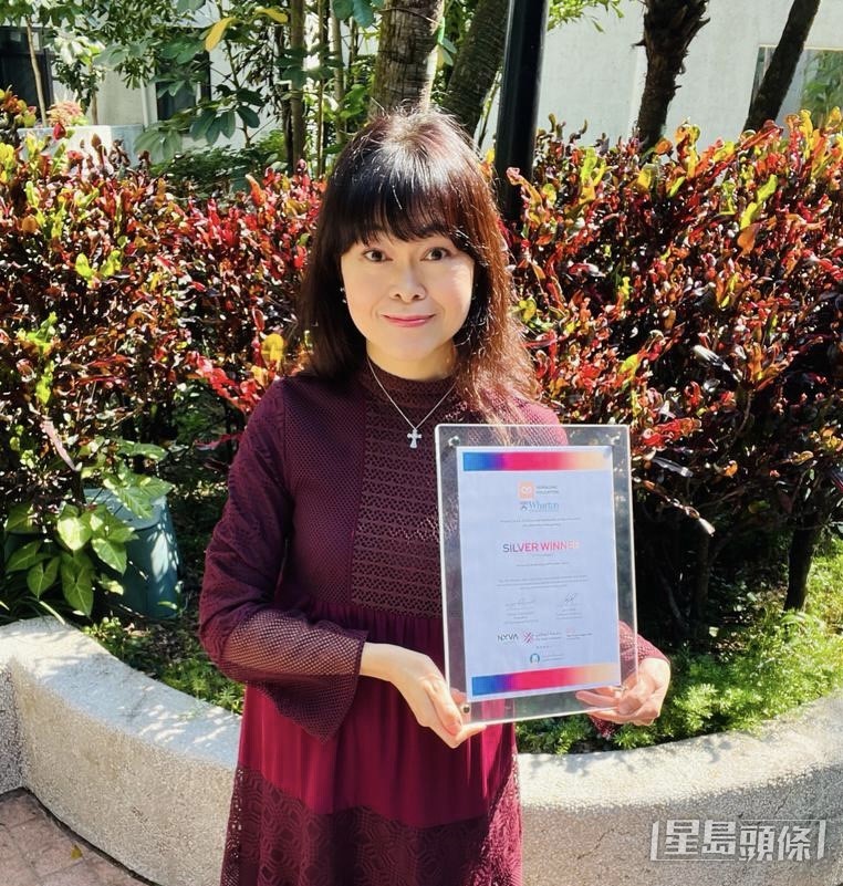 馮麗姝屢獲教學殊榮,於2022年獲「教育界奧斯卡」QS全球教學創新大獎頒發獎項。 馮麗姝屢獲教學殊榮,於2022年獲「教育界奧斯卡」QS全球教學創新大獎頒發獎項。