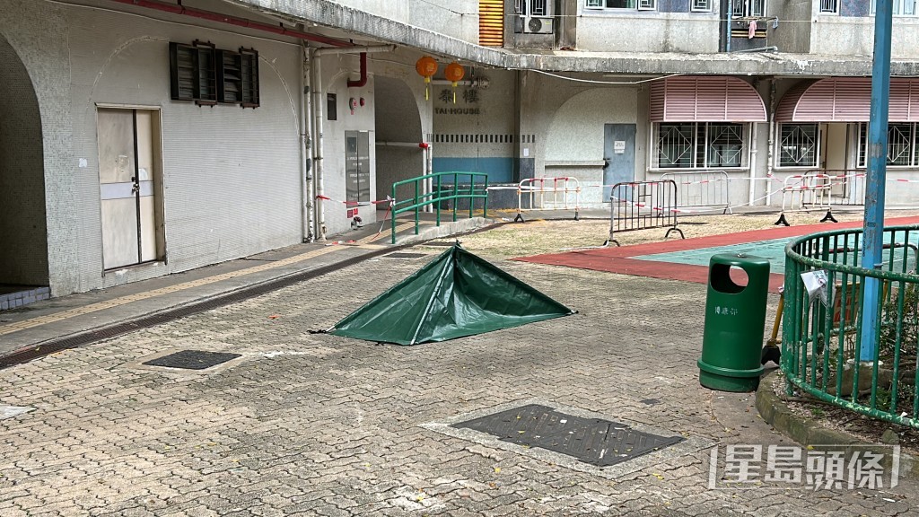 遺體用帳篷遮蓋。梁國峰攝