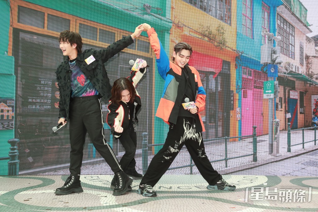大摆高难度pose。