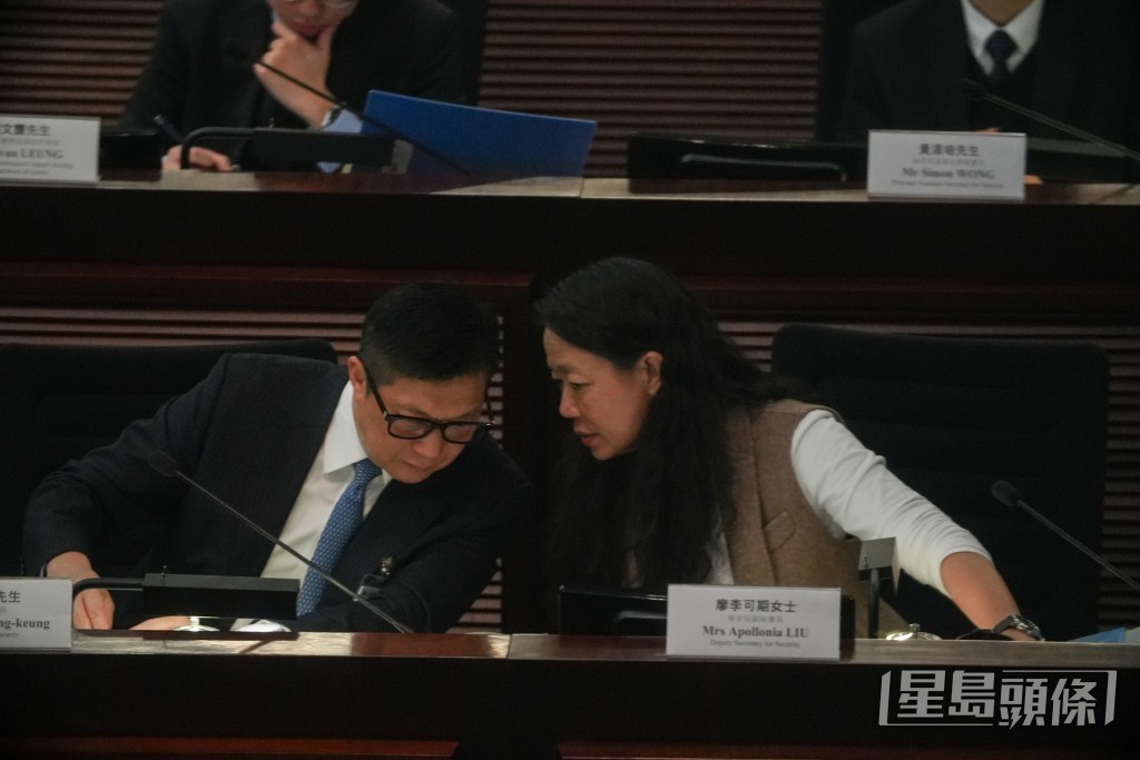 保安局局長鄧炳強（左）、保安局副秘書長廖李可期。吳艷玲攝