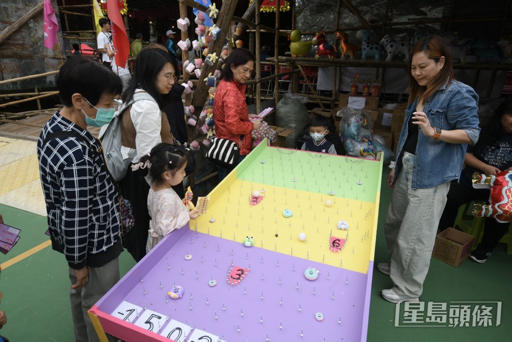 鴨脷洲居民指除舞獅比賽外,攤位遊戲亦甚具吸引力。 鴨脷洲居民指除舞獅比賽外,攤位遊戲亦甚具吸引力。