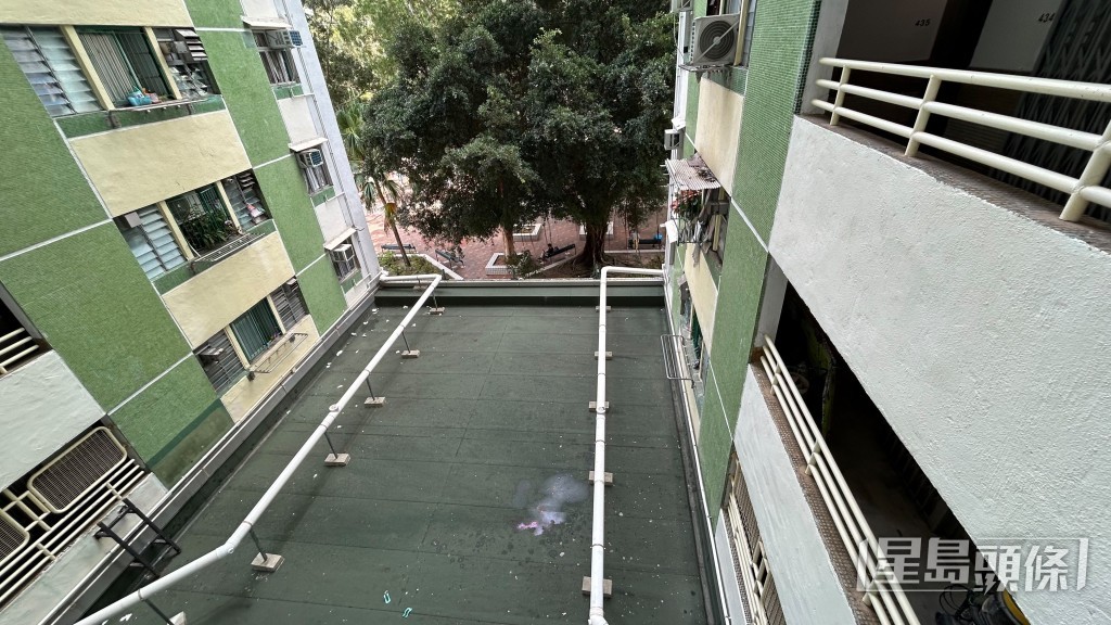 平台上遺下一灘血迹。 平台上遺下一灘血迹。