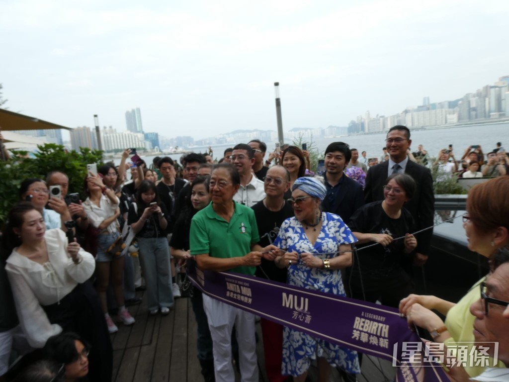 張文新與太太車淑梅、文雋、邵音音及「芳心薈」會長Eva等參與揭幕禮。 張文新與太太車淑梅、文雋、邵音音及「芳心薈」會長Eva等參與揭幕禮。