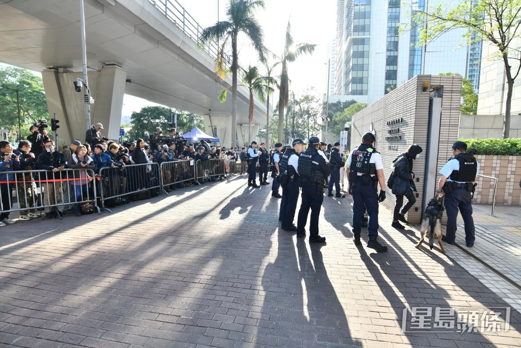 黎智英案裁決日,西九法院外排隊及警察佈防情況。 黎智英案裁決日,西九法院外排隊及警察佈防情況。