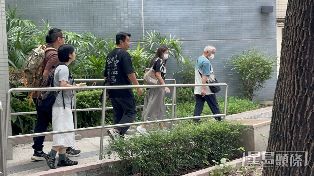 死者家屬(圖右一及二)到殮房認屍。梁國峰攝 死者家屬(圖右一及二)到殮房認屍。梁國峰攝