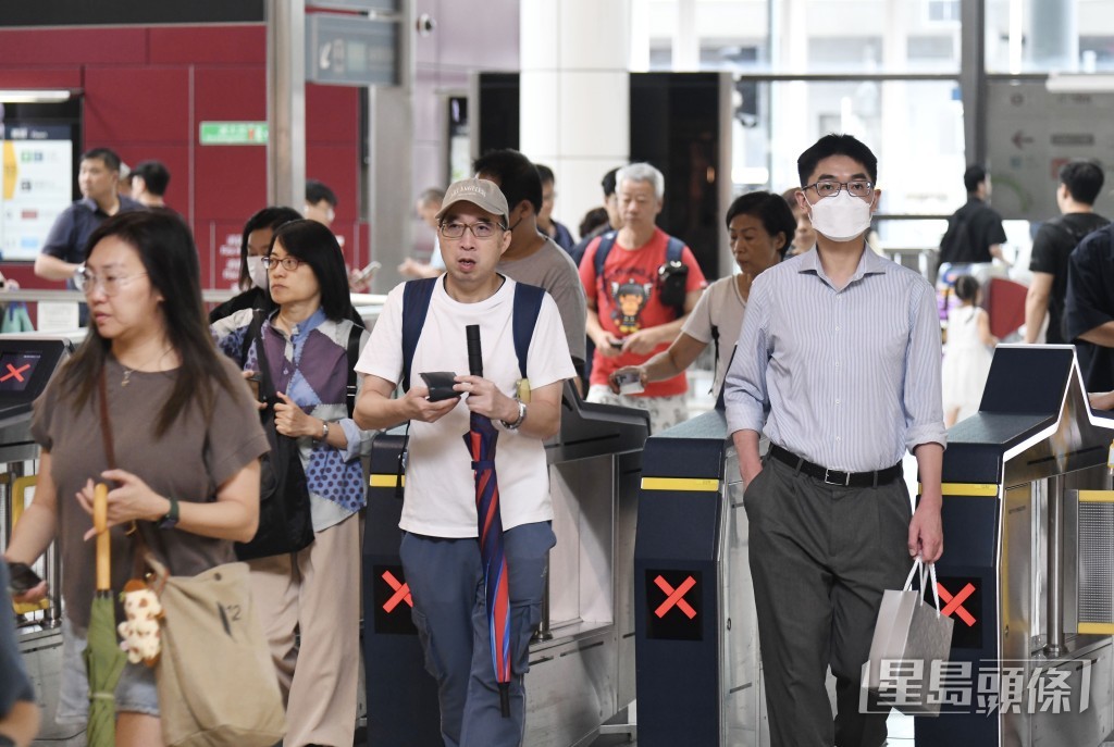 8號風球除下紅磡地鐵站市民返工情況。 8號風球除下紅磡地鐵站市民返工情況。