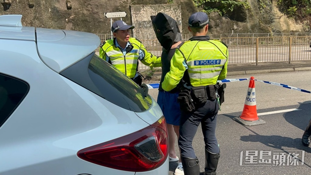 司機被蒙頭帶署。楊偉亨攝 司機被蒙頭帶署。楊偉亨攝