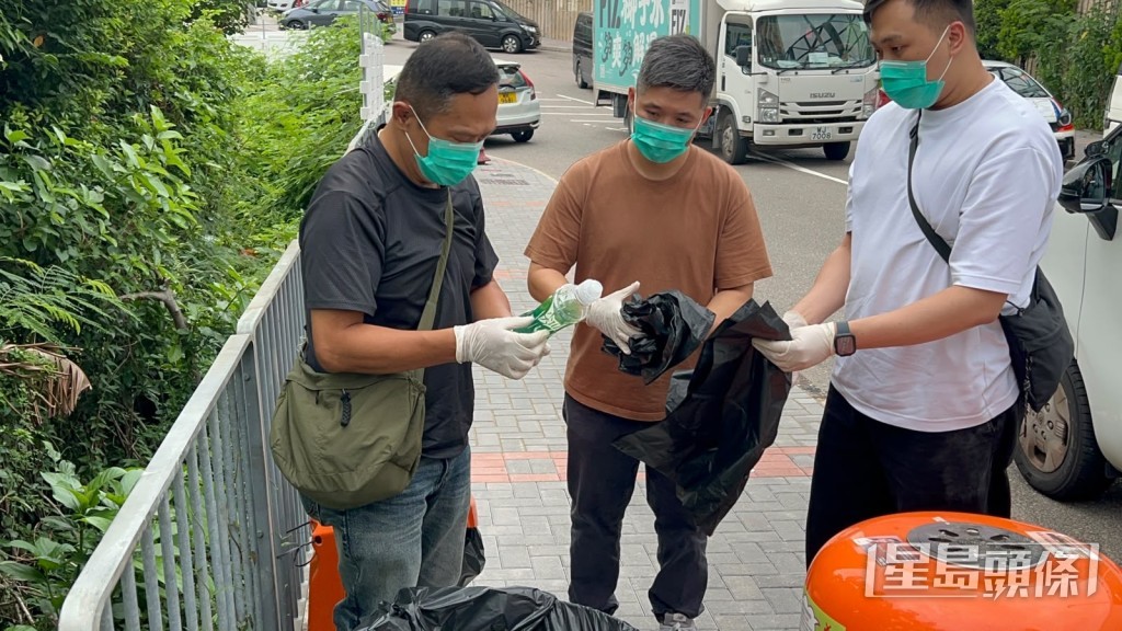 警員翻查附近垃圾桶蒐證。曾志恆攝 警員翻查附近垃圾桶蒐證。曾志恆攝
