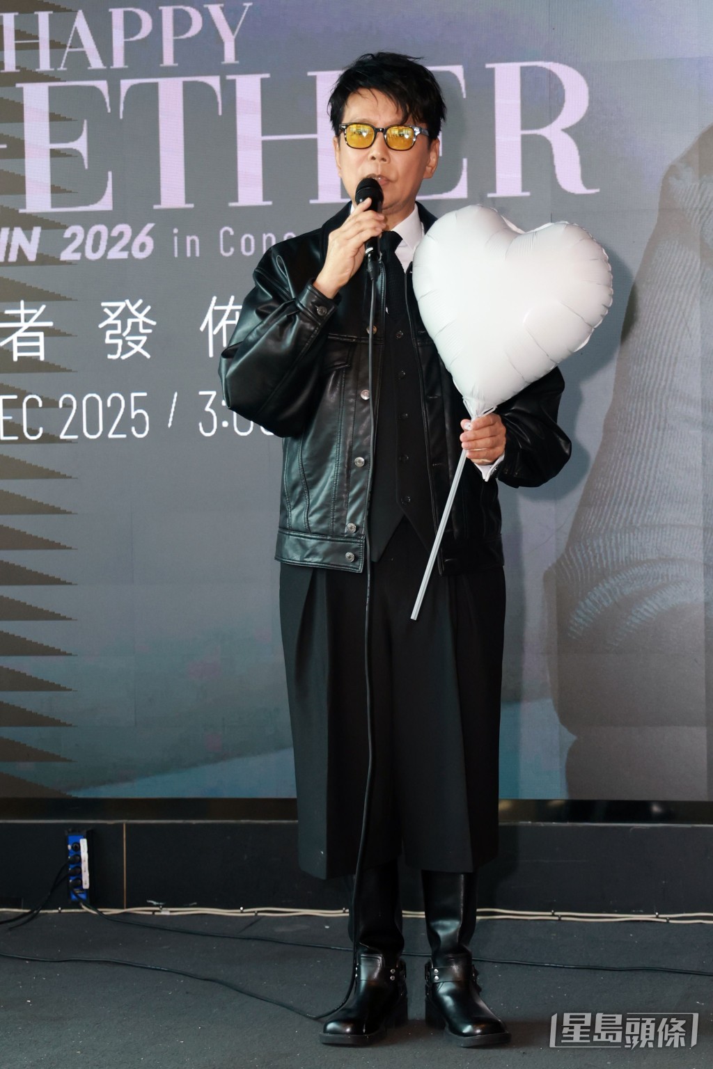 路易向災民送上心心。