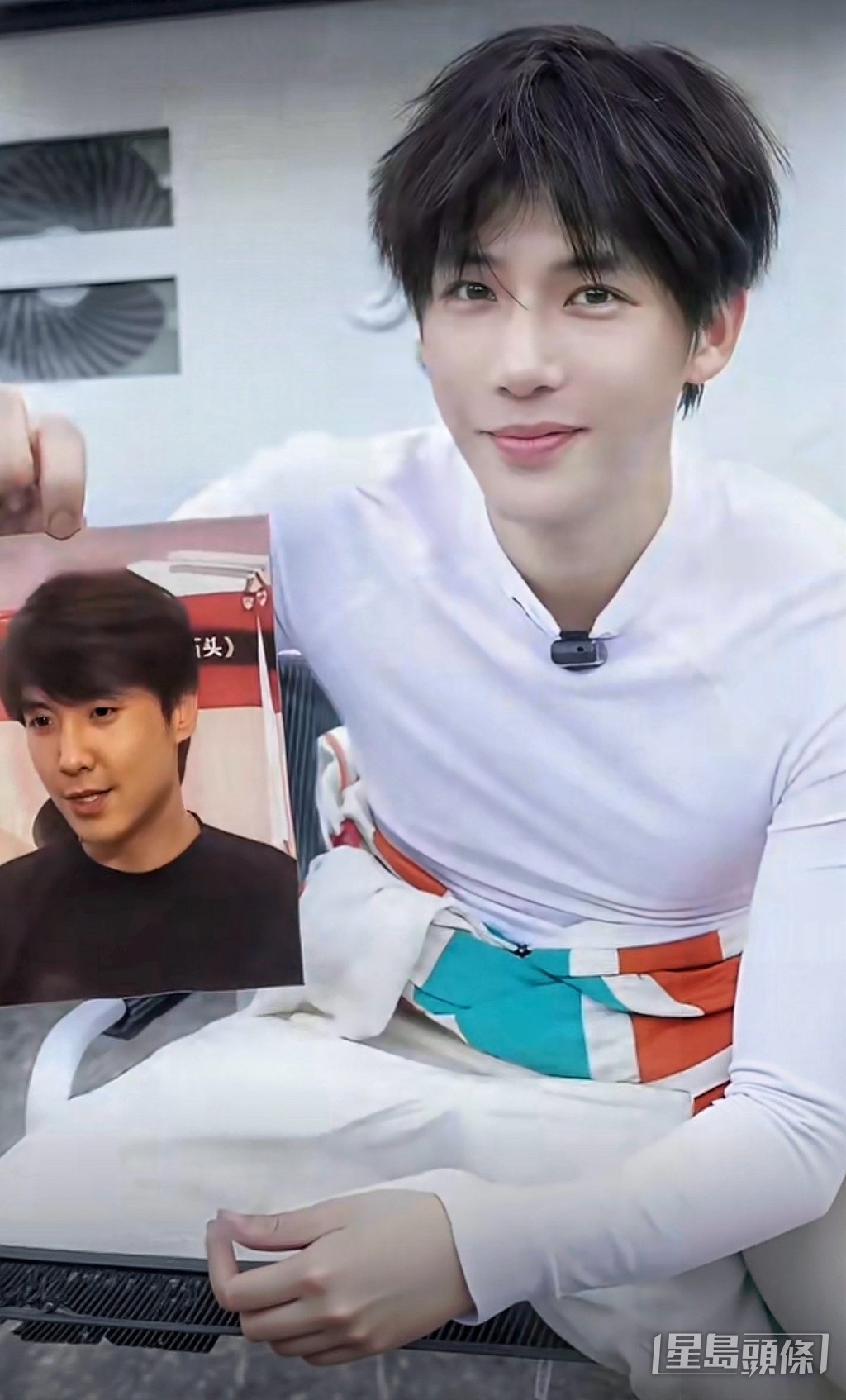 王安宇手持少年時的沈騰。