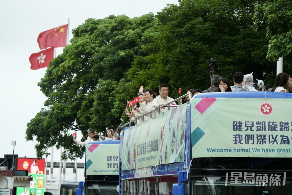 在微雨下仍敬業對市民打招呼，非常親民。