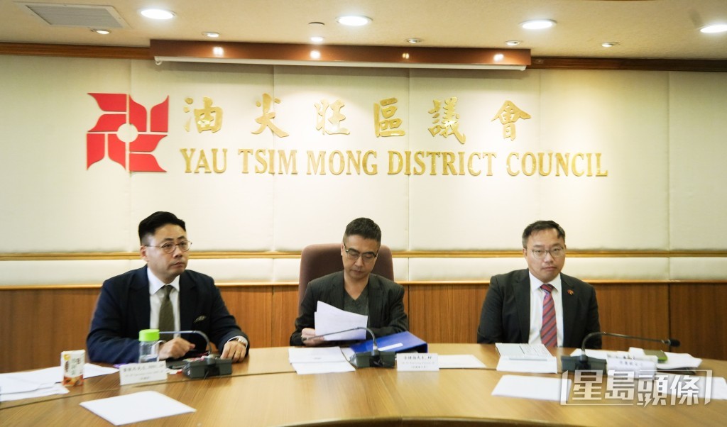 有消息人士估計,余健強(中)將署任深水埗民政專員逾一個月。資料圖片 有消息人士估計,余健強(中)將署任深水埗民政專員逾一個月。資料圖片