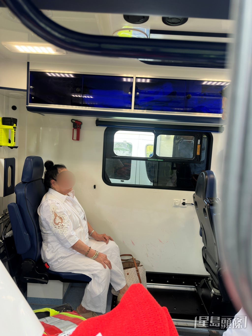 女司機幸僅輕傷送院。梁國峰攝 女司機幸僅輕傷送院。梁國峰攝