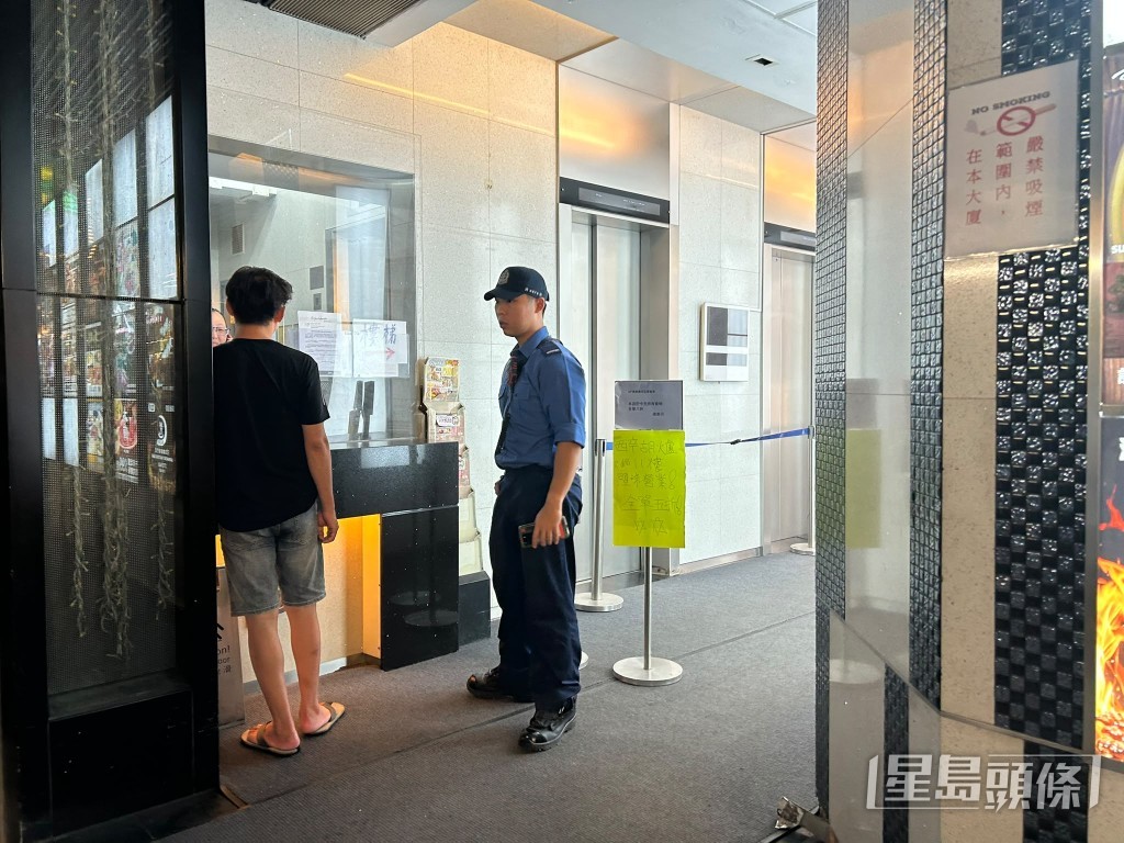 8月6日晚上時分,有消防員在大廈例行檢查。曾志恆攝 8月6日晚上時分,有消防員在大廈例行檢查。曾志恆攝