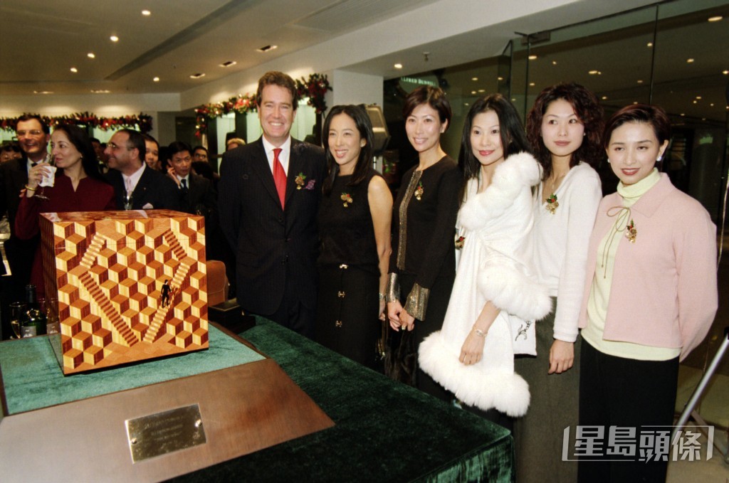 吴婉芳（右一）2000年代出席不少时尚活动。