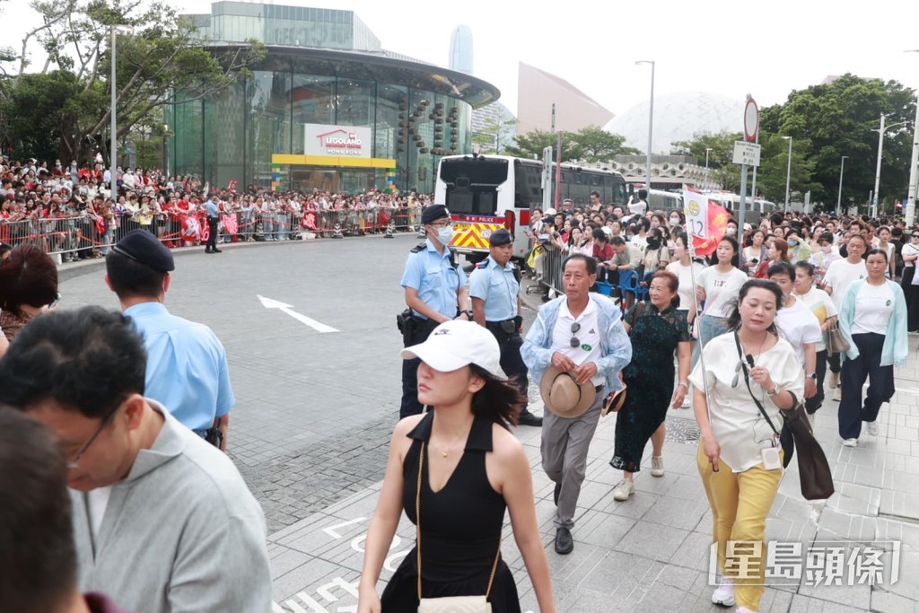 警方戒備。 警方戒備。