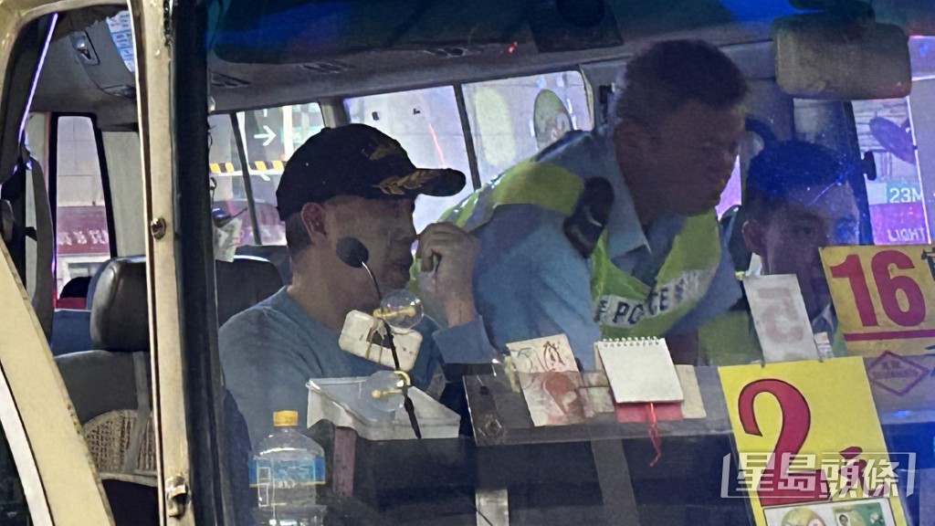 小巴司機在場協查。蔡楚輝攝 小巴司機在場協查。蔡楚輝攝