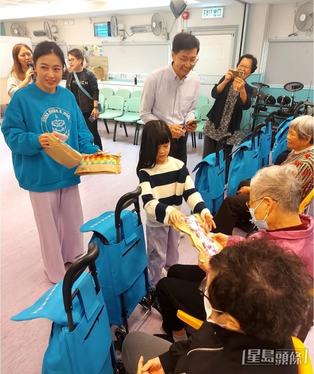 甘比經常帶子女行善,希望給孩子灌輸助人為樂的觀念