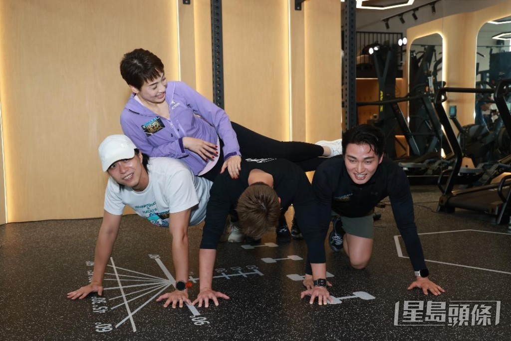 三男則在下面做掌上壓。