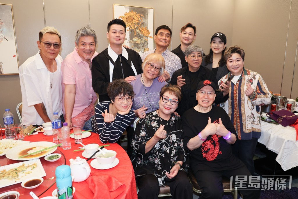 當晚除了老友寶珮如、Joe Junior、彭皓峰、王俊棠等,肥媽仲帶埋《中聲》唱將雷小雷、林鉫徫、郭偉倫演出。 當晚除了老友寶珮如、Joe Junior、彭皓峰、王俊棠等,肥媽仲帶埋《中聲》唱將雷小雷、林鉫徫、郭偉倫演出。