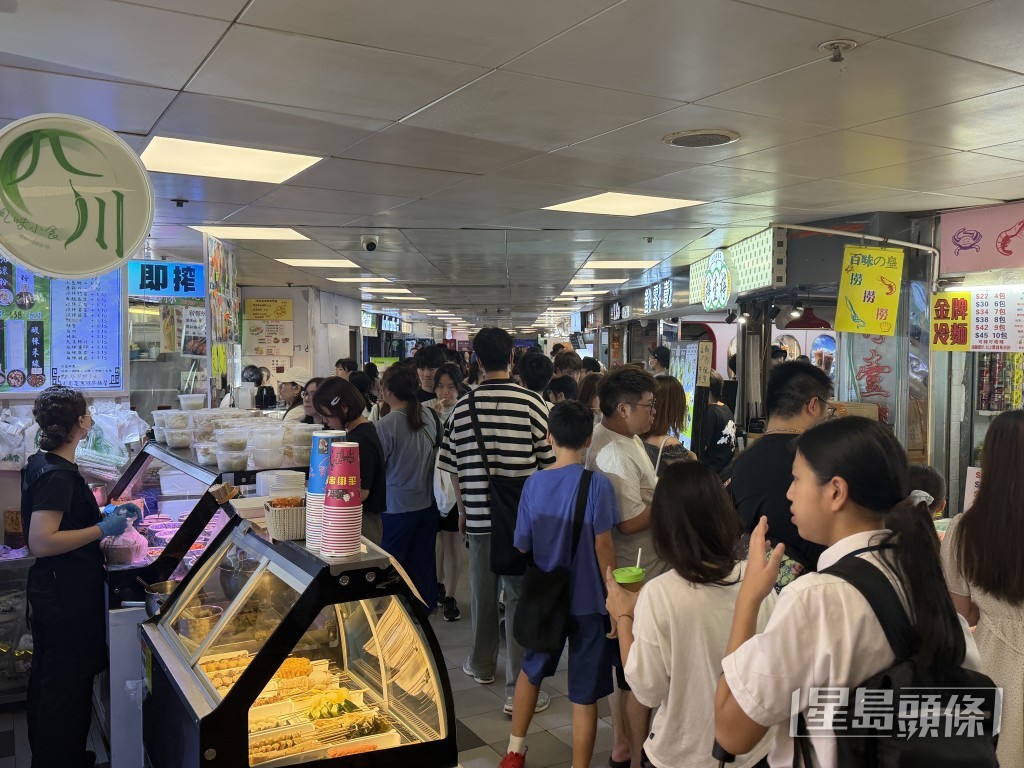  3樓美食街人頭湧湧。
