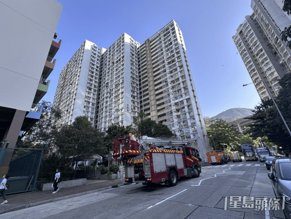 李鄭屋邨老翁飛墮平台，當埸不治。梁國峰攝