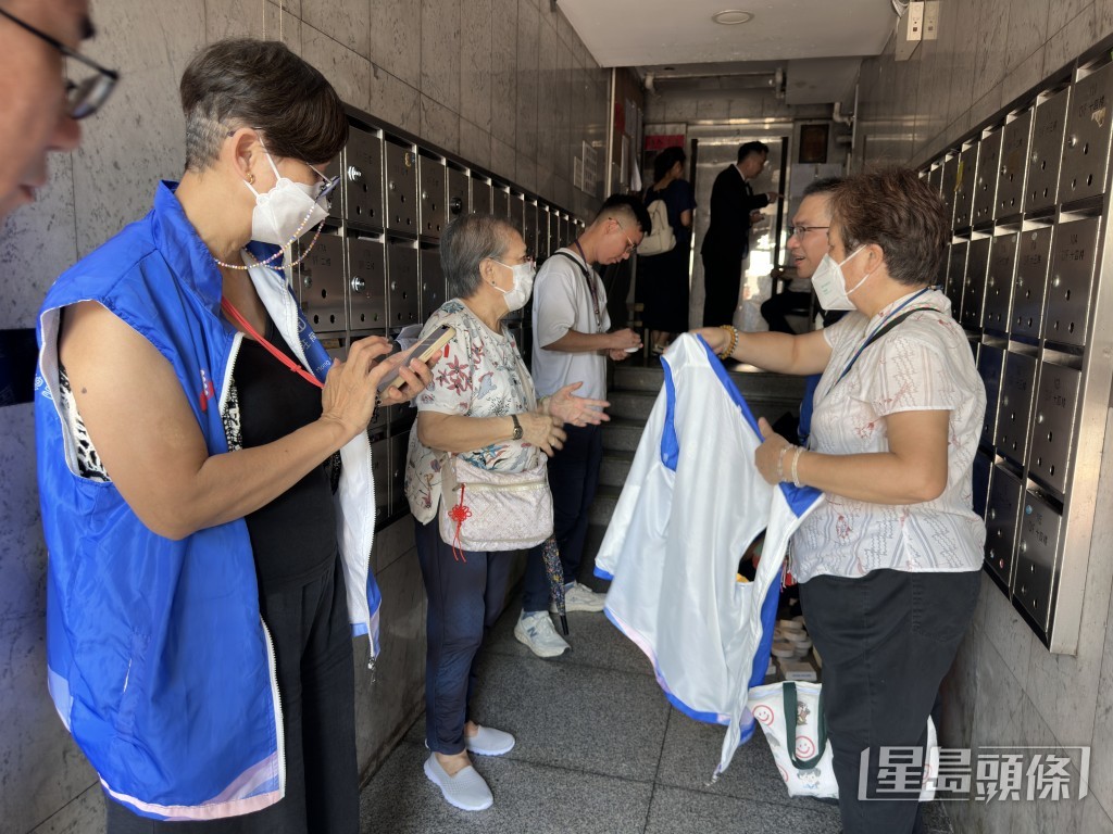 關愛隊派燈予住戶。林思明攝 關愛隊派燈予住戶。林思明攝