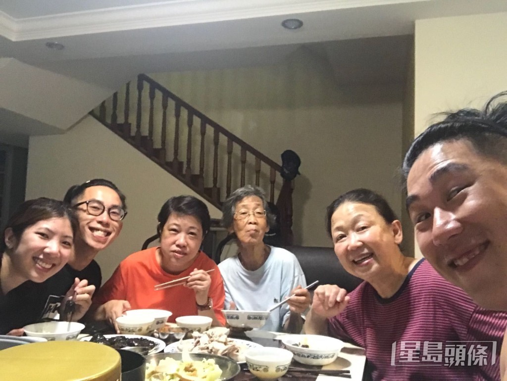 朱咪咪和新抱、大仔馬健庭、姐姐、媽媽及細仔在新加坡相聚。 朱咪咪和新抱、大仔馬健庭、姐姐、媽媽及細仔在新加坡相聚。