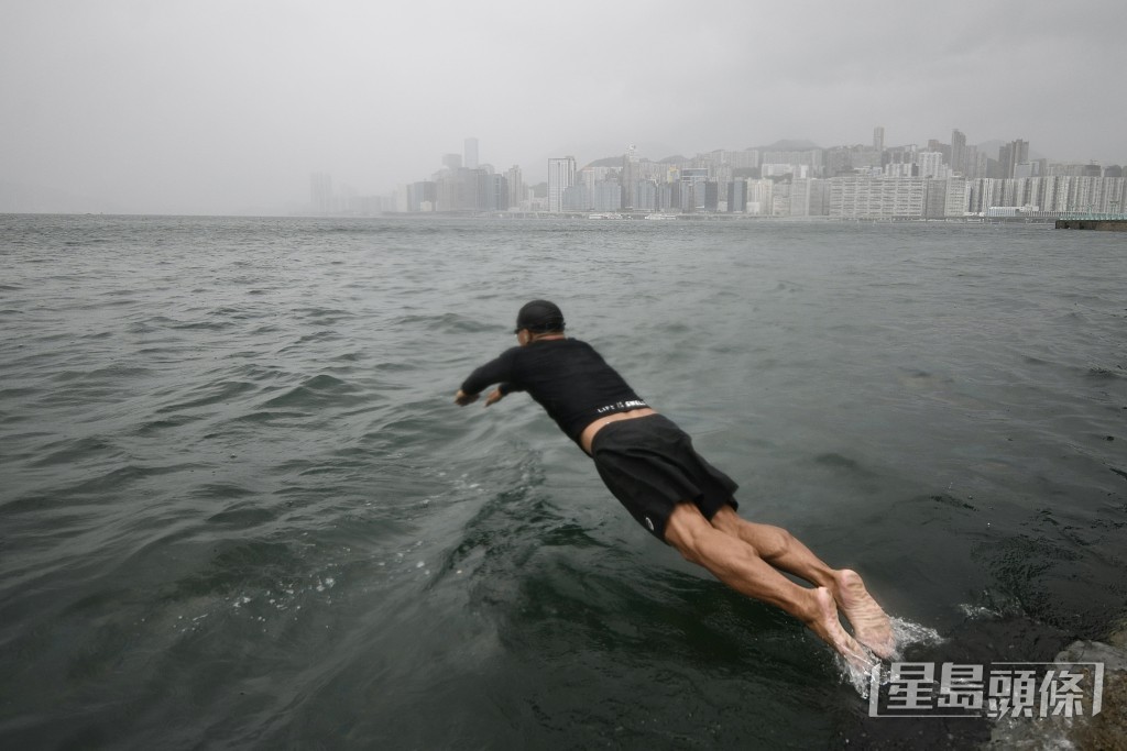 早上,有市民風雨下游泳。陳浩元攝 早上,有市民風雨下游泳。陳浩元攝