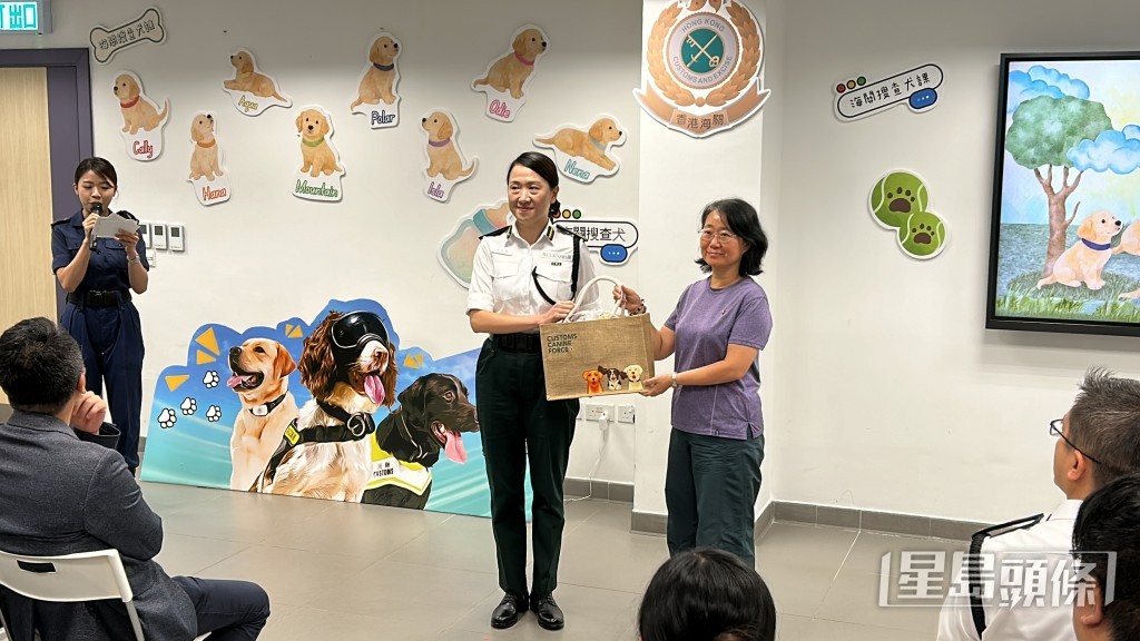 蔣依莉頒獎予命名大賽的亞軍曾女士。 蔣依莉頒獎予命名大賽的亞軍曾女士。
