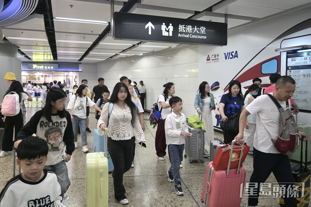 國慶節西九龍高鐵站人流情況。陳浩元攝