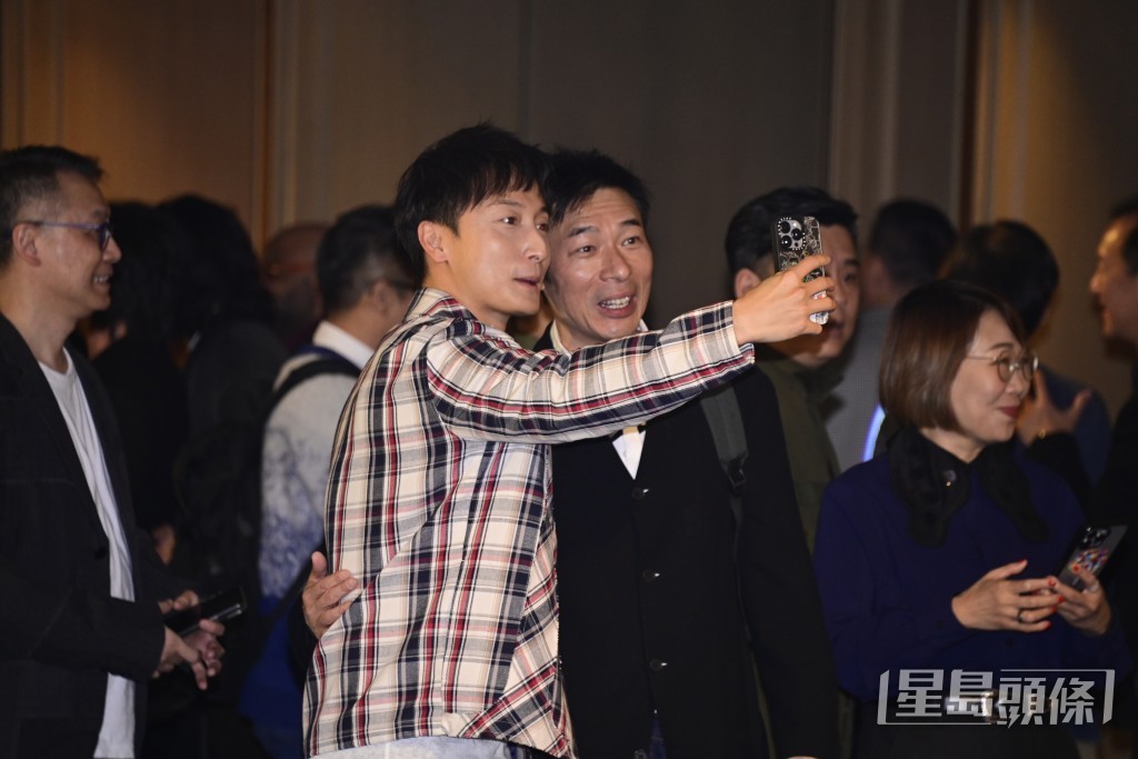 方力申向許志安集郵。 方力申向許志安集郵。