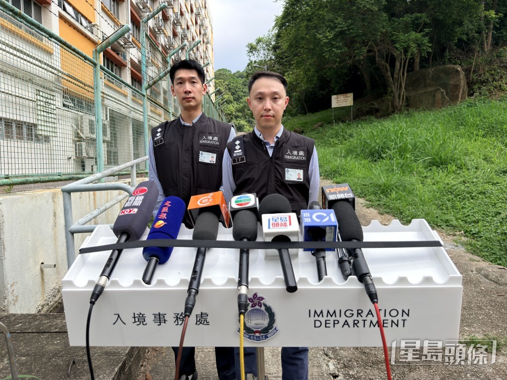 入境處特遣隊副指揮官巫泉傑講述行動詳情。梁國峰攝